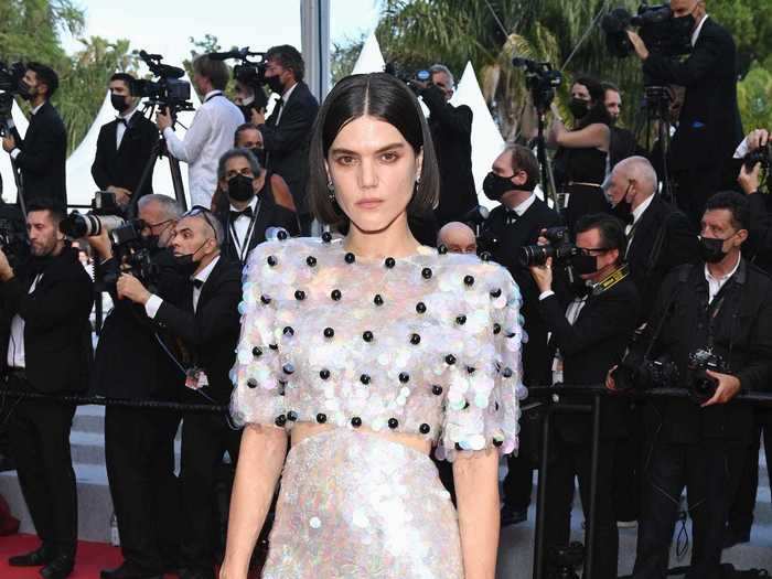 French musician Soko walked the carpet in an opalescent Gucci dress and bob hairstyle.