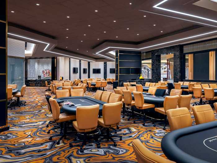 Now moving on to the casino. The 117,000-square-foot space is filled with all the classic gambling options, such as 1,400 slot machines, 30 poker tables, and 117 table games.