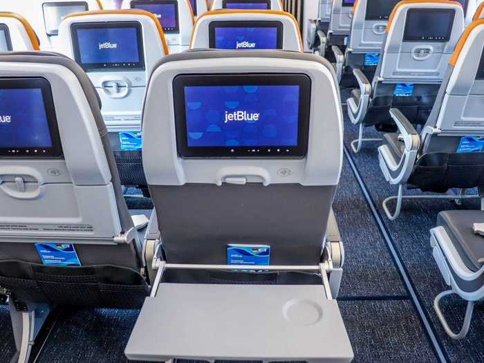 Hot meals will be offered in economy, with JetBlue tapping Dig to provide the service. Examples of some main courses are charred chicken and brown rice, meatballs and tomato farro, and spiced eggplant and quinoa.