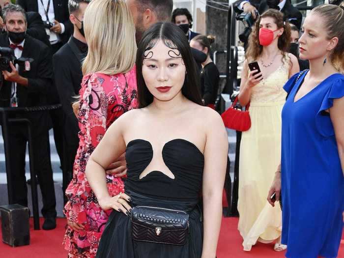 Yang Ge stood out in a black dress with a Y-shaped neckline.