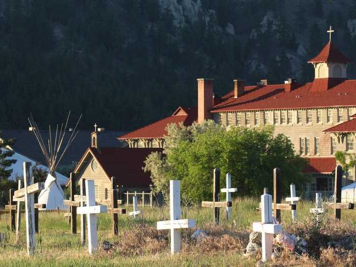 A First Nations community in western Canada announced the discovery of at least 160 unmarked graves close to an ex-residential school run by the Catholic church that closed in 1975.