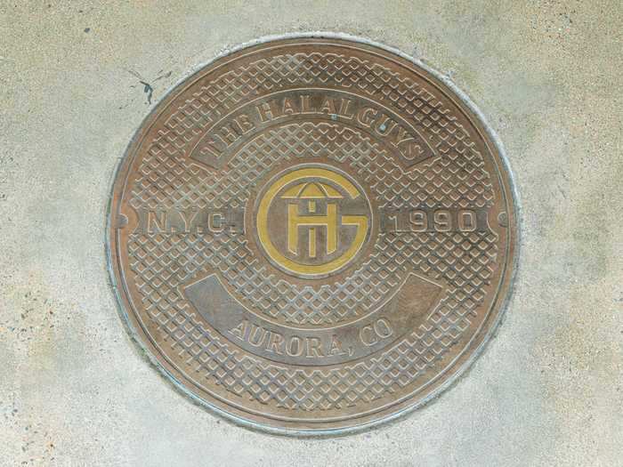 ... as well as manhole covers on the floor of the ordering queue, which the chain says is reminiscent of what it was like to visit the original New York City street cart.