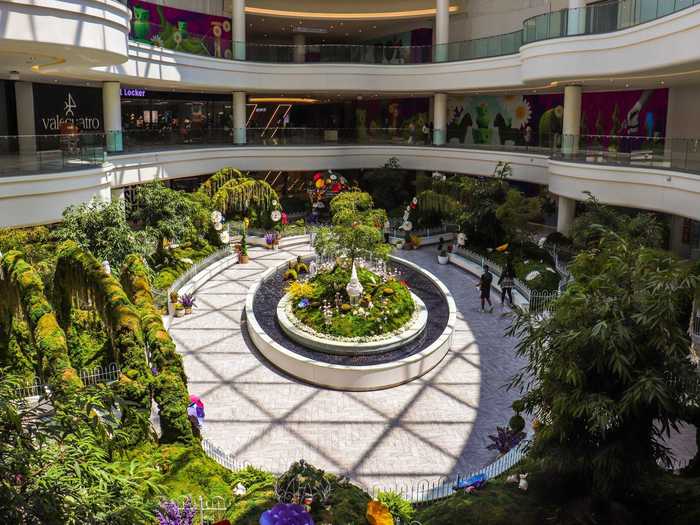 This was also the only spot in the mall that had the true communal feeling of a mall. The only problem was that it was flanked by bare walls.