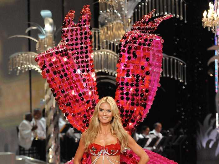 Heidi Klum carried this giant bow down the runway in 2008.