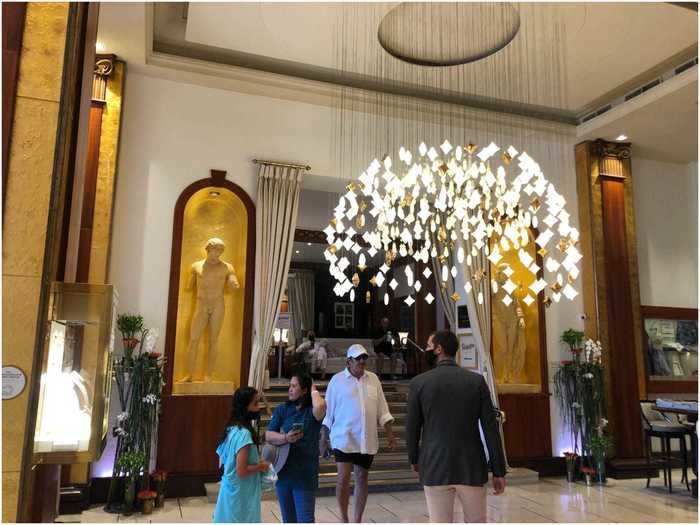 The decadent space, reminds, however, that this is a prestigious hotel. Hanging lights and decorations and even full-sized statues all help to impress the decadence of Le Majestic.