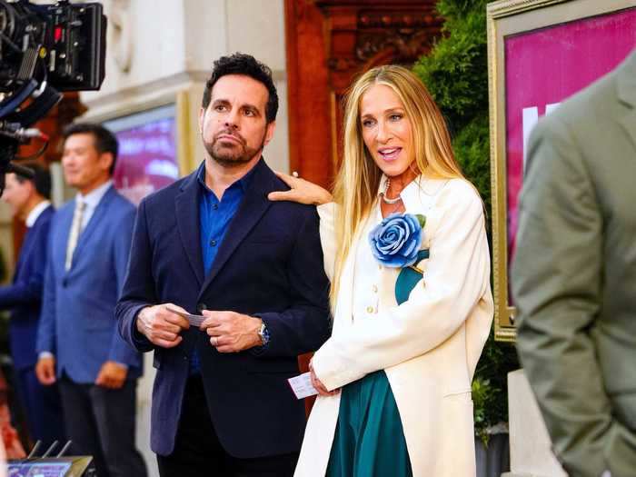 Parker was later seen wearing two recycled Carrie Bradshaw accessories while filming alongside Mario Cantone, who plays Anthony Marentino.