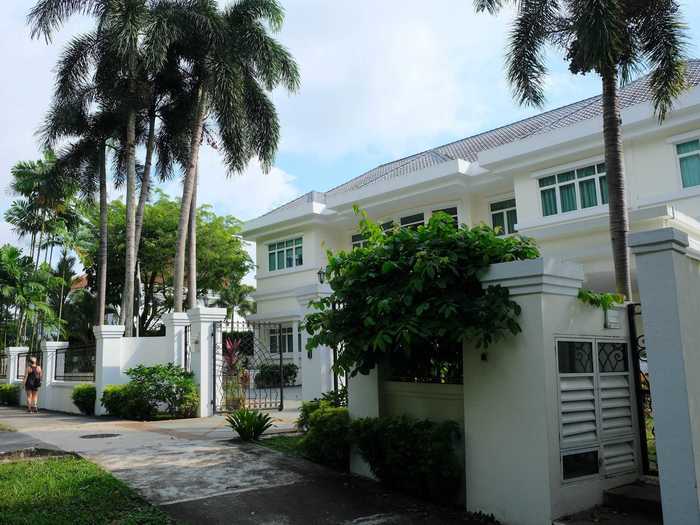 The condo buildings I saw at the bottom of the street gave way to grand homes like this gated mansion ...