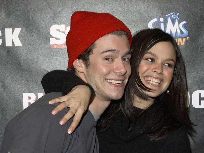 2000s teens everywhere were obsessed with the relationship of Adam Brody and Rachel Bilson, both on- and off-screen.