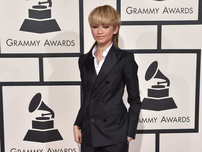 Zendaya broke all barriers and channeled her inner David Bowie for the 2016 Grammy Awards.