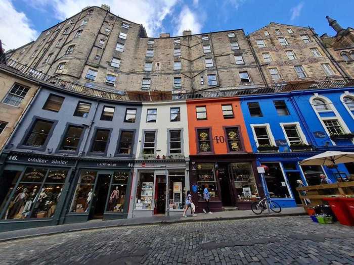 There were sadly no cauldron or wand stores to be found on this street, which instead contained tourist shops, clothes stores, and cafés.