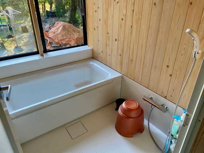 In the bath house, they installed hinoki wood walls and a bathtub with a window overlooking the garden.