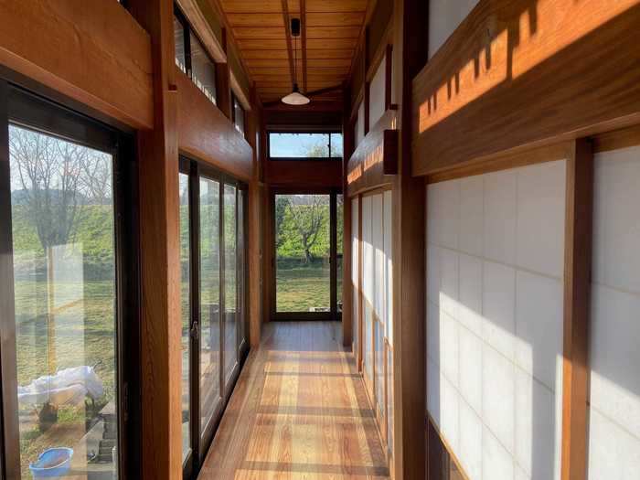 In the engawa, they put down new solid wooden floors and added ceiling pendant lights.