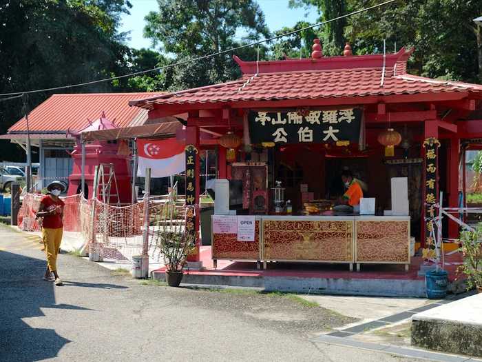 The area around the jetty is mostly bike rental shops, but the island also has a handful of restaurants and beverage stands, a police station, and a Chinese temple.