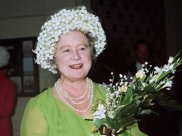 His wife, Queen Elizabeth, the Queen Mother, was also left-handed.
