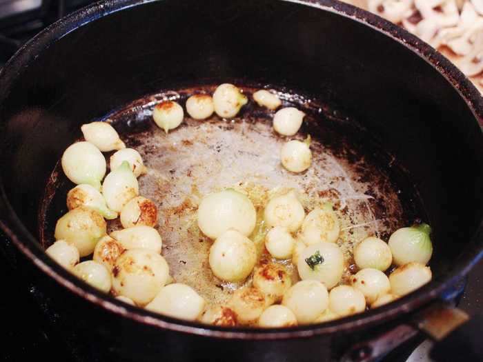 The stew cooks in the oven for three to four hours. In the last hour of cooking, I prepared the pearl onions and mushrooms.