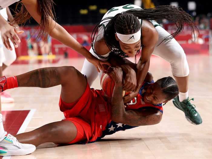 Jewell Loyd wrestles for a loose ball against Nigeria.
