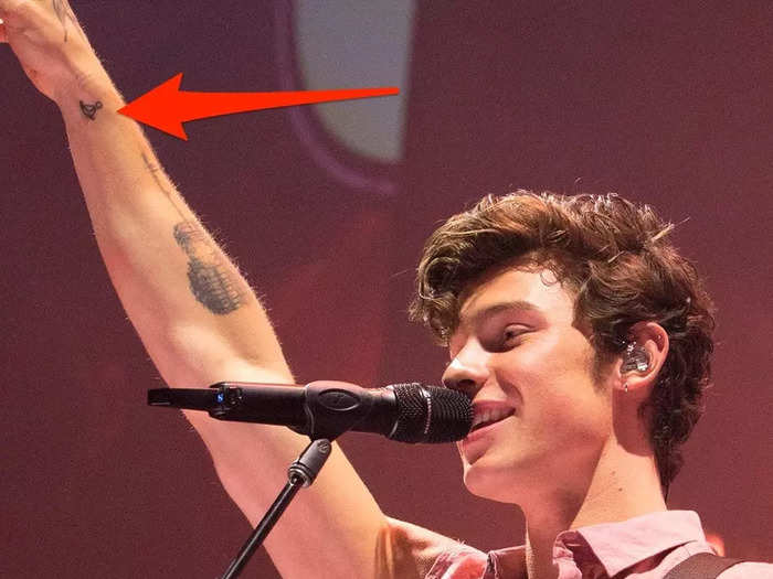 Mendes has a design of a meditating person on his right wrist.
