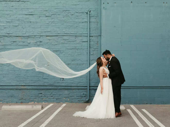 Arielle paired her Western gown with a veil.