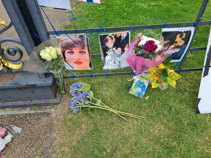 Meanwhile, others started to leave floral tributes beside the palace gates.