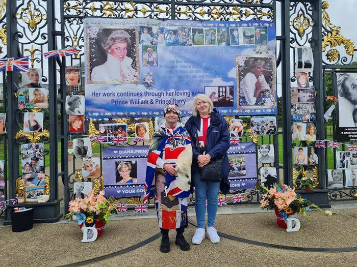 The tributes were organized by Diana superfans John Loughrey (left) from London, and Maria Scott from Newcastle, who told Insider that they get the banners specially made "year after year" with permission from the palace.