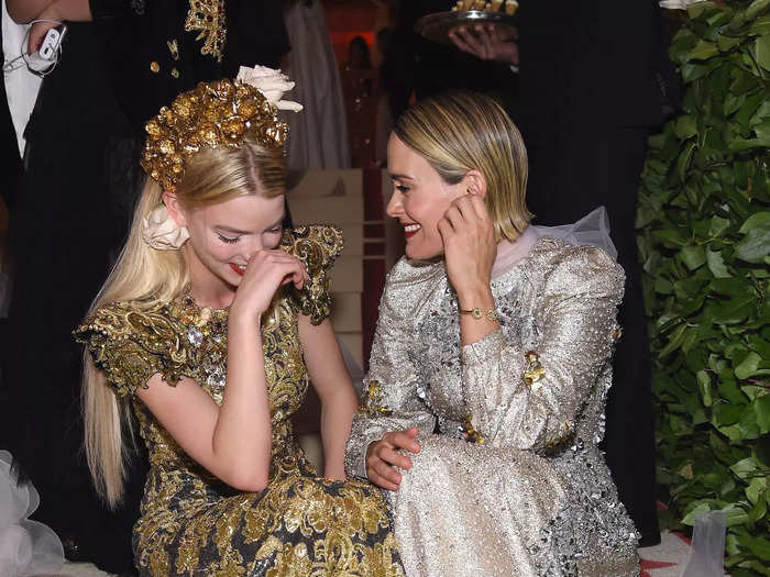 On a different carpet in 2018, Anya Taylor-Joy was photographed laughing with Sarah Paulson, who had taken off her shoes.