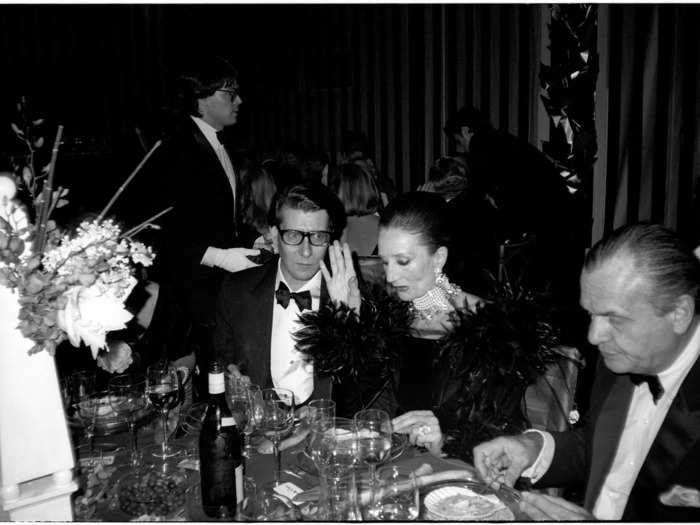 In 1983, designers Yves Saint Laurent, Jacqueline de Ribes, and Bill Blass were photographed eating dinner together.