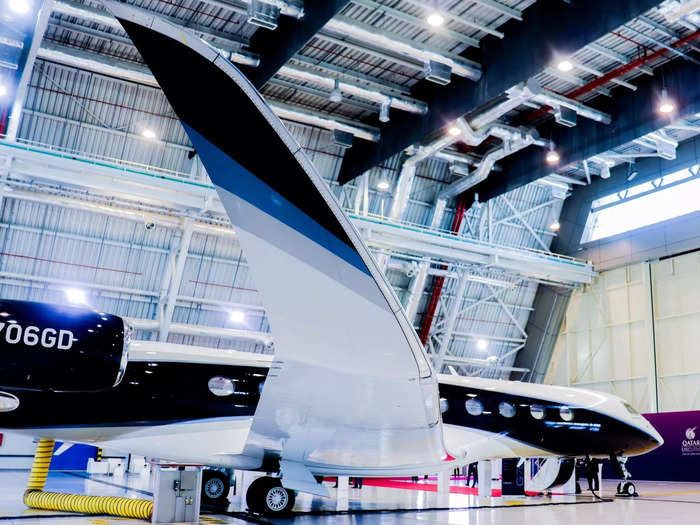 Sitting alone in an otherwise empty aircraft hangar, the Gulfstream G700 is impressively massive. Its 103-foot wingspan takes up nearly the entire hangar that