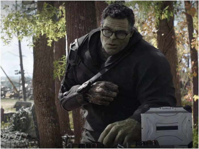 Bruce is wearing a sling because of the damage of the snap he did in "Endgame"