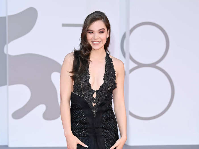 Hailee Steinfeld attended the premiere of the movie "Competencia Oficial" in a black dress that was full of daring details.