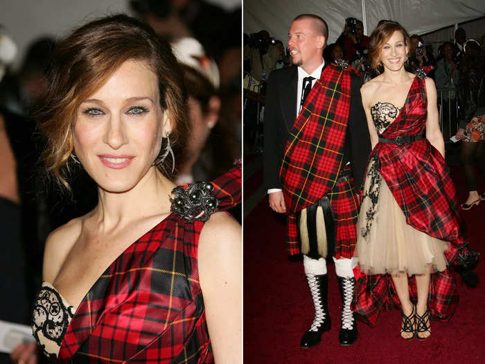 Parker arrived at the event in 2006 to honor the exhibit, "AngloMania: Tradition and Transgression in British Fashion," with Lee Alexander McQueen, who designed their matching tartan outfits.