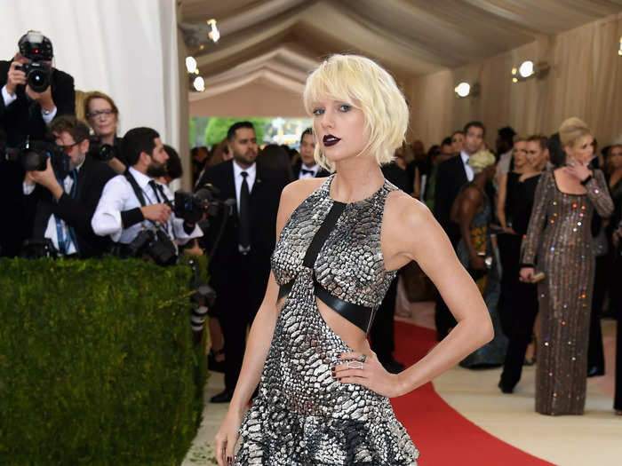 While co-chairing the Met Gala in 2016, Taylor Swift rocked a noticeably different look.