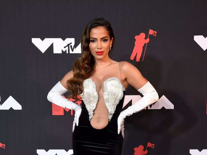 Anitta also wore gloves with her velvet Miss Sohee gown.