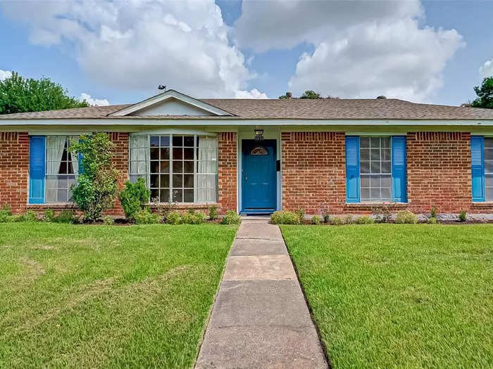 This house in Houston, Texas, is almost exactly the same size as the Long Island home - can you guess how much it