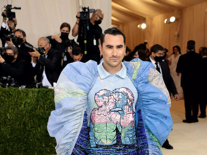 Dan Levy paid tribute to queer love with a custom JW Anderson ensemble that referenced the artwork of AIDS activist David Wojnarowicz.