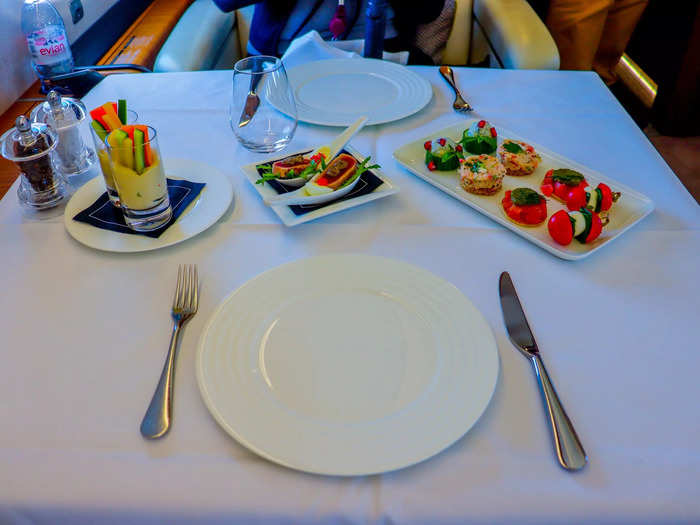 The two cabin attendants on our flight quickly jumped up to begin servicing, starting by setting the tables with white cloths, dishes, and flatware. In an instant, the atmosphere changed from a private jet to a five-star restaurant.