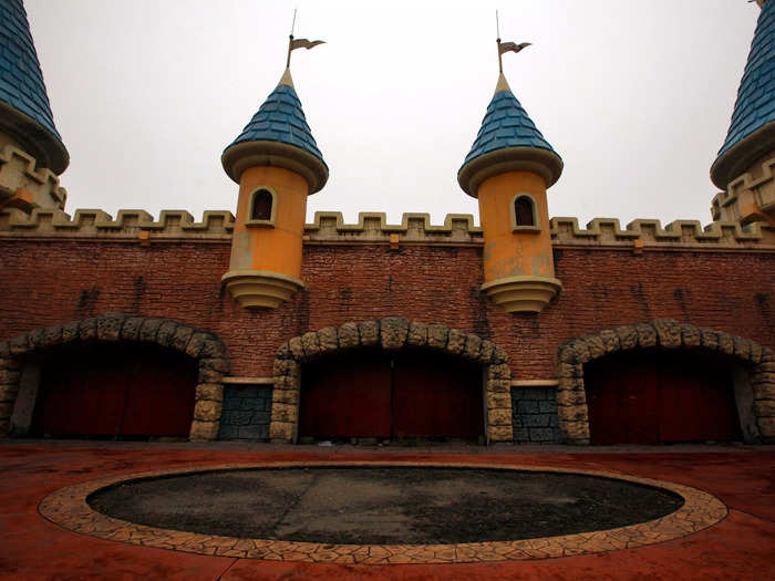 Construction work at what was supposed to be "Wonderland," marketed as "the largest amusement park in Asia," stopped around 1998 due to disagreements over property prices.