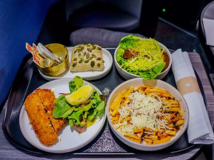 A three-course meal was served for lunch, accompanied by multiple pre-landing snacks.