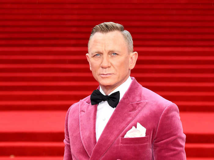 Daniel Craig showed up sporting a dark pink velvet jacket to celebrate his final movie as James Bond.