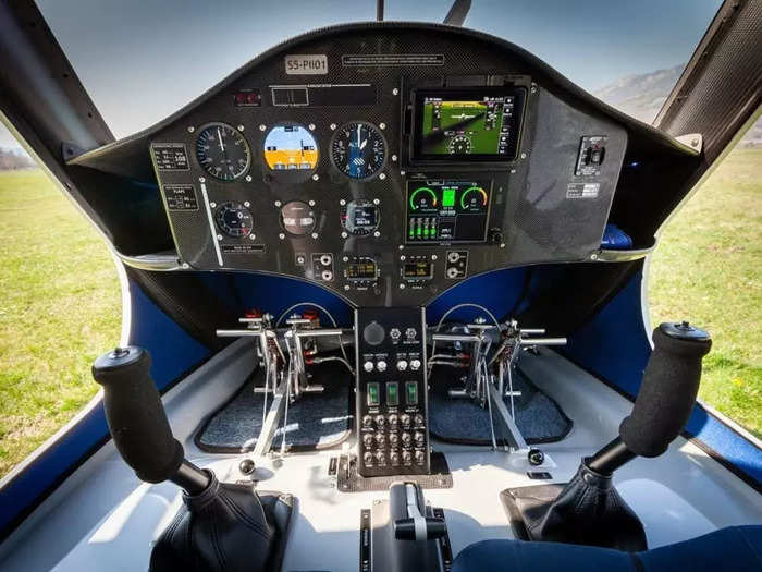 The plane can be turned on "without hesitation" via four switches and maintains a simplified pilot interface in the cockpit, meaning it looks and feels similar to fuel-powered aircraft.