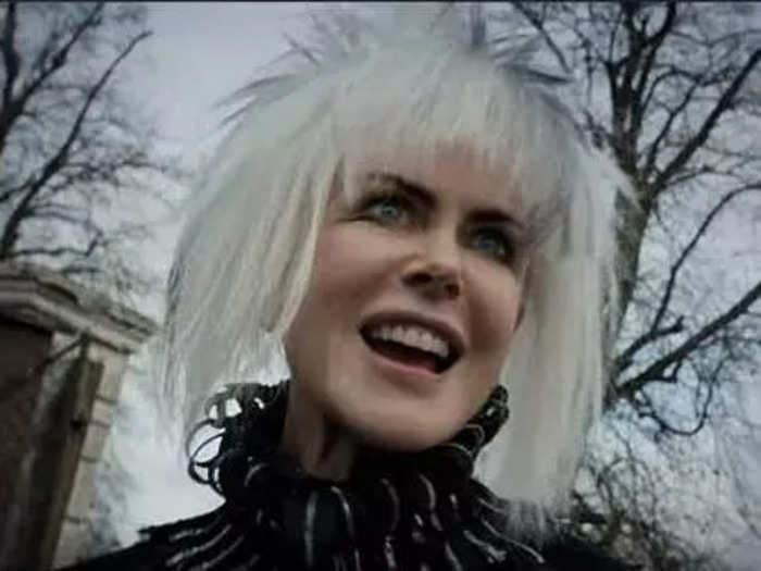 The actress wore a strange gray and white wig in 2017