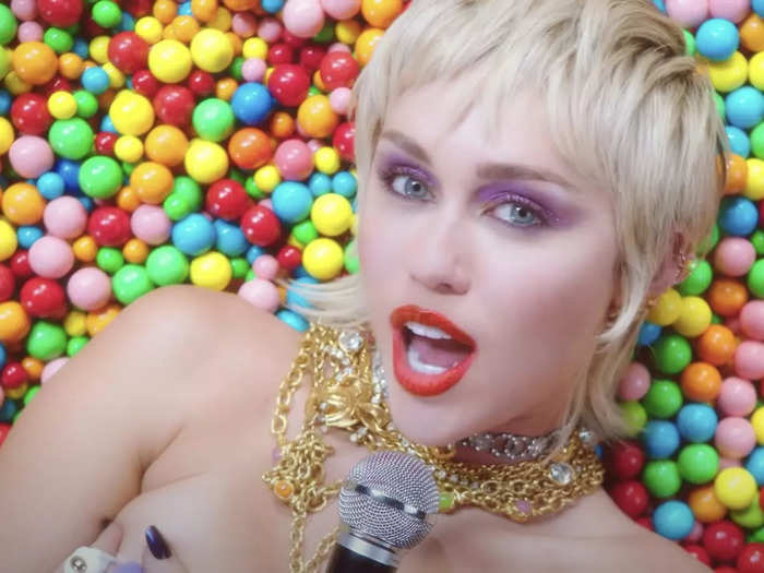 Miley Cyrus had an anxiety attack after too much weed and shrooms.