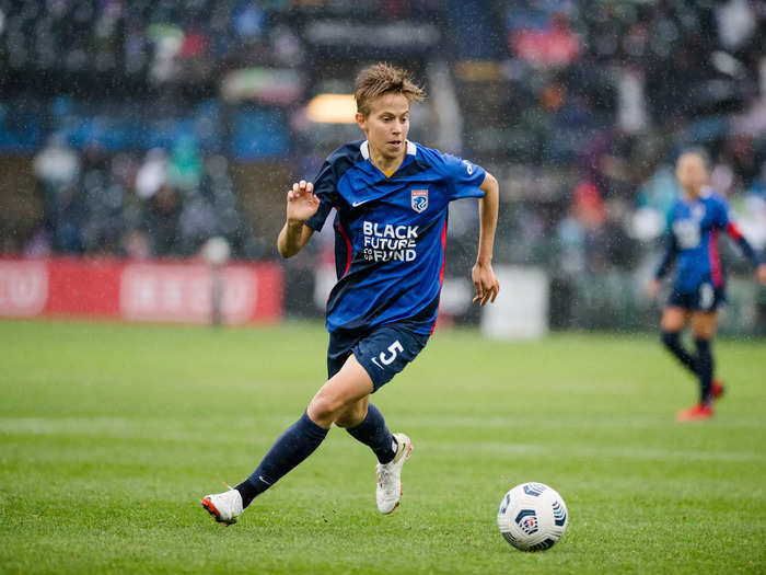 9/26: OL Reign midfielder Quinn dribbles through the rain.