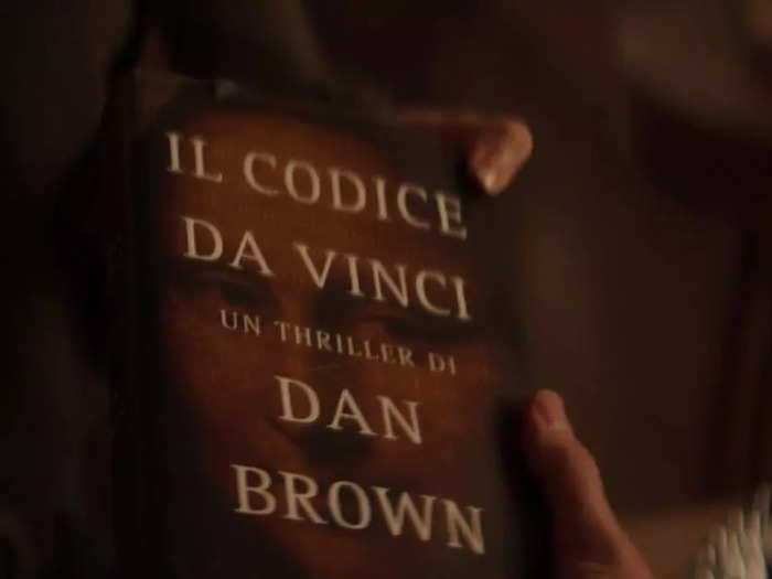 Beck gives Joe "The Da Vinci Code" by Dan Brown in Italian.