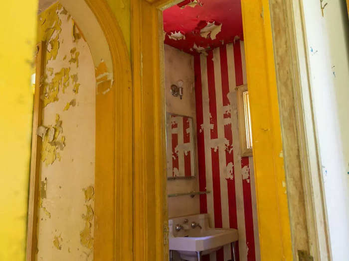 The circus theme continued into the bathroom, where red and white stripes were painted across its walls.