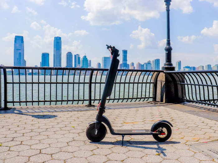 Enter the Turboant X7 Pro electric scooter. After months of exhaustive research and watching YouTube views, I settled upon the X7 Pro since it was one of the few affordable scooters that could carry my weight.