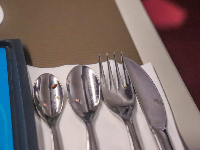 The one downside was that the silverware still had crumbs on it after it had been cleaned. It was the first thing I noticed after taking the fork, knife, and spoon out of its packaging.