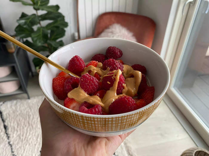 Greek yogurt with berries and peanut butter