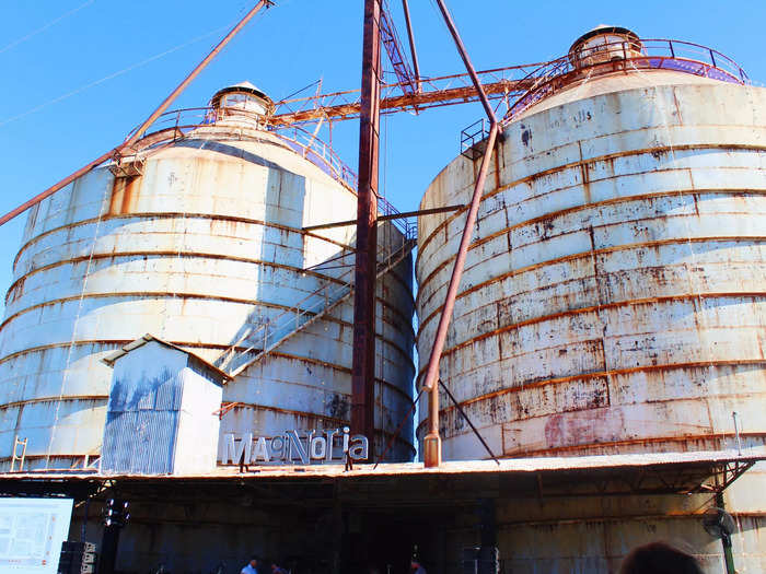 Looking up, I saw the old silos that give the marketplace its name.