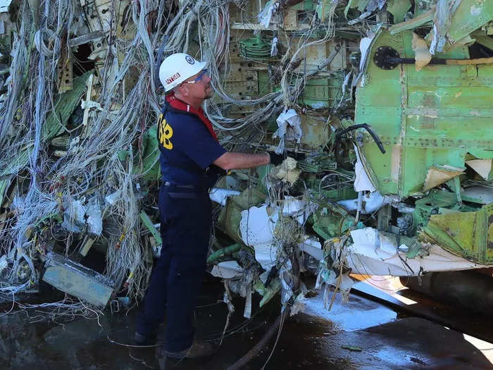 The team had to carefully rig the section so that the wings and tail would not fall off as it was lifted, which the crew successfully did on October 30. The team also recovered smaller pieces of the plane and cargo. The job took 20 days to complete from start to finish.