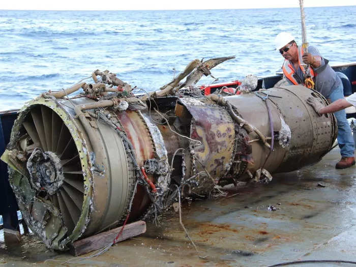 The first task involved retrieving the separated pieces of the jet, including the two engines and forward landing gear. The team used cables and straps to rig the pieces and brought them to shore on October 17.